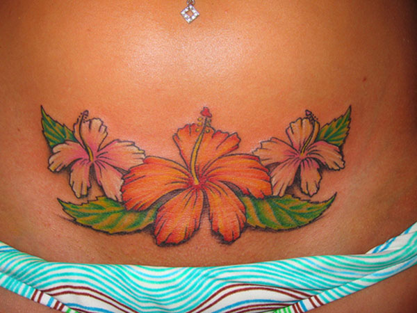 Αισθησιακό τατουάζ λουλουδιών Χαβάης