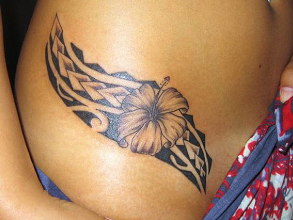 Tatouage taille hawaïenne