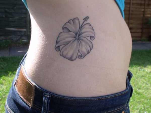 Tatouage côté fleur hawaïenne