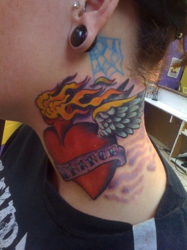 Τατουάζ καρδιάς με φτερά λαιμό