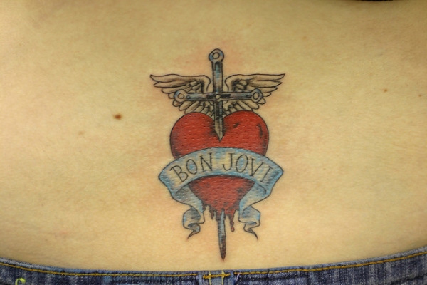 Cœur de Bon Jovi, tatouage d'ailes d'épée
