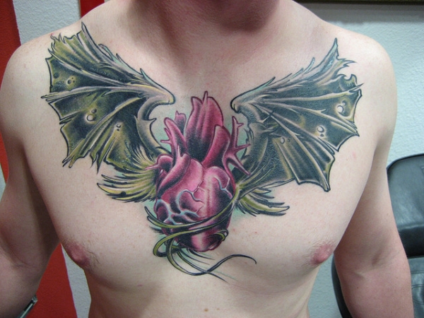 Τατουάζ Heart Wings στο στήθος