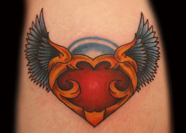 Νέα σχολική καρδιά με προσαρμοσμένο τατουάζ Angel Wings