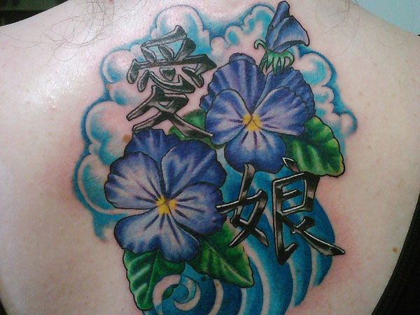 Tatouage Fleurs Violettes Et Kanji