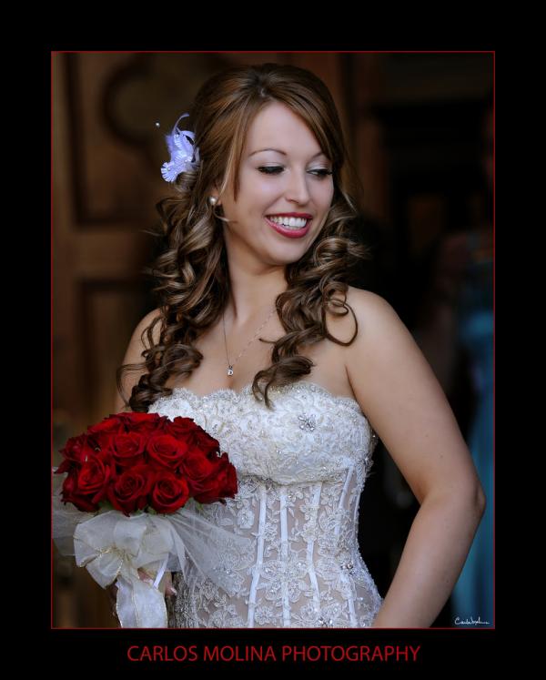 Mariée avec une rose rouge à la main