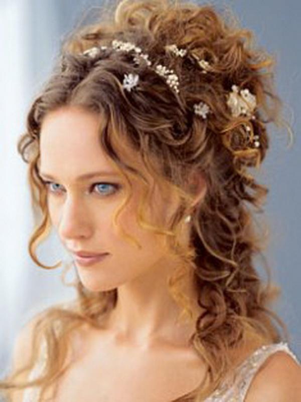 Cheveux bruns magnifiquement décorés de mariée