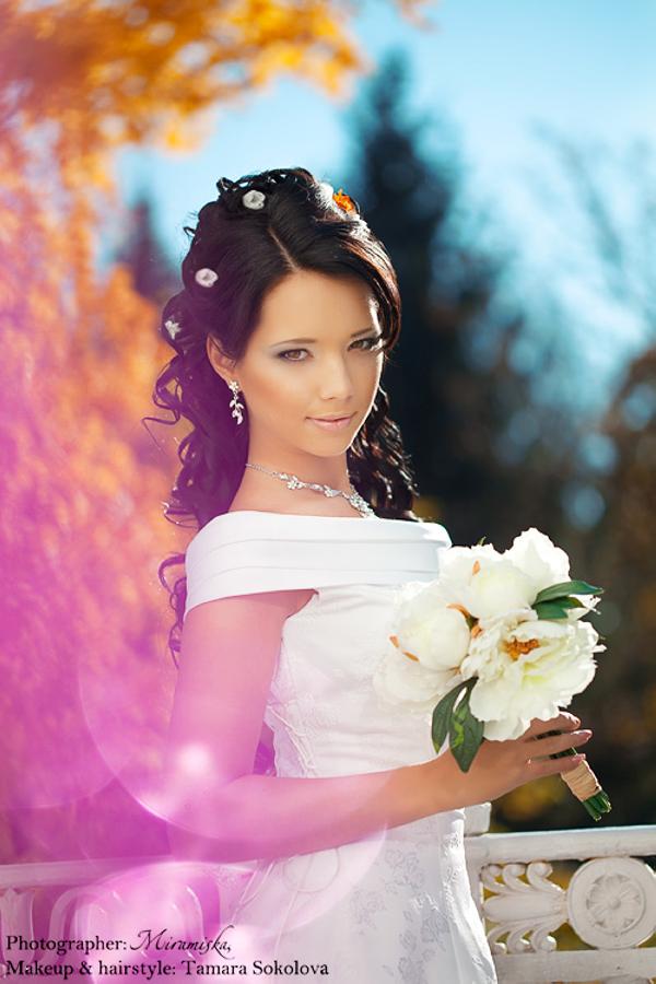 Cheveux noirs décorés de mariage