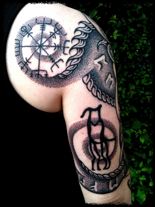 Τατουάζ στυλ Viking Dot