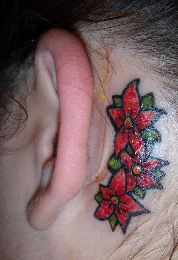 קעקוע פרח מאחורי האוזן