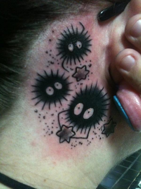 Susuwatari derrière l'oreille