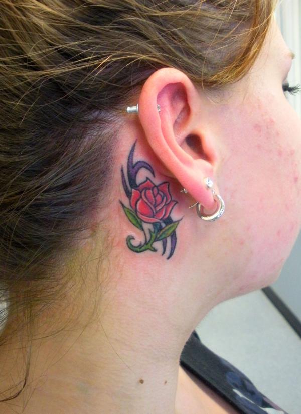 Rose derrière l'oreille