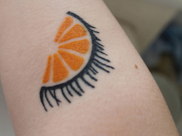 Μισό πορτοκαλί φέτα τατουάζ