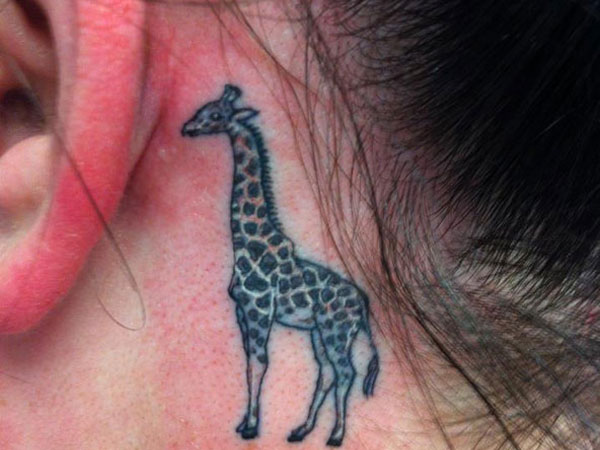 Αναλυτικό τατουάζ καμηλοπάρδαλης πίσω από τα αυτιά