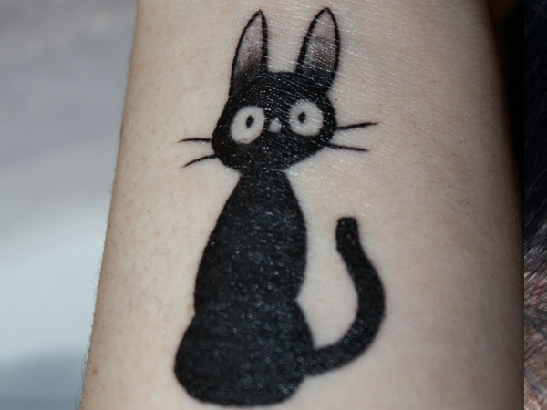 Tatouage de chat noir drôle