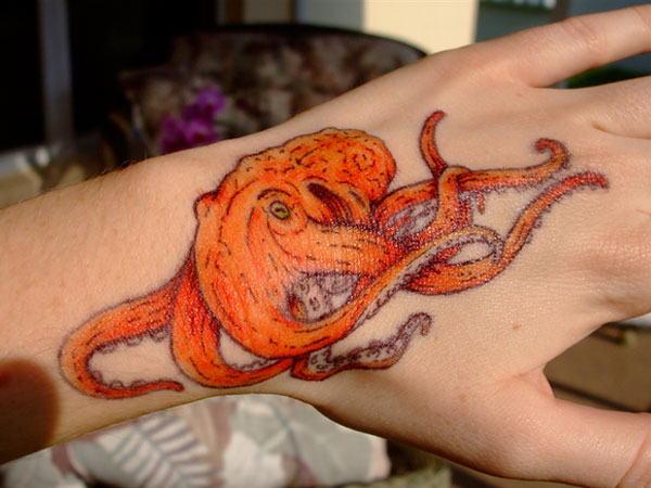 Tatouage de poulpe orange