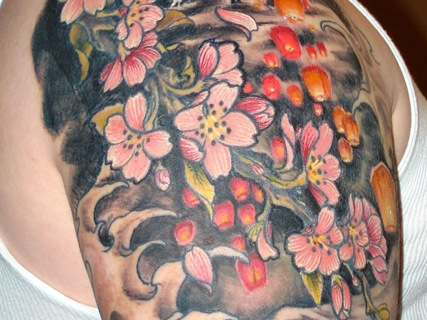 Παραδοσιακό ιαπωνικό τατουάζ λουλουδιών