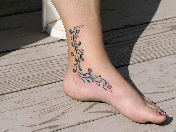 Tatouage De Flux D'Eau Et De Fleurs Flottantes