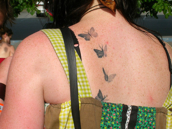 Αδιαφανές και διαφανές τατουάζ πεταλούδας