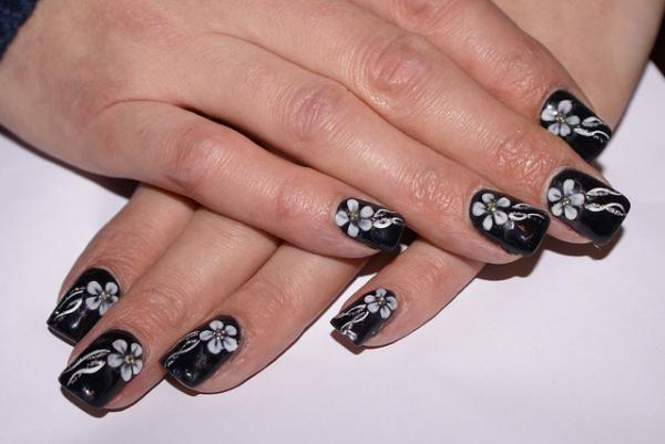 Fleur blanche aux ongles noirs