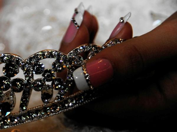 Ongles cloutés en diamant à pointe blanche