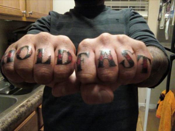 Κρατήστε το Fast Knuckle Tattoo