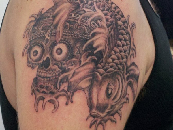 Crâne de pirate avec tatouage de poisson