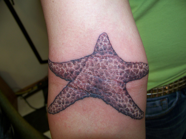 Tatouage de poisson montrant une étoile de mer
