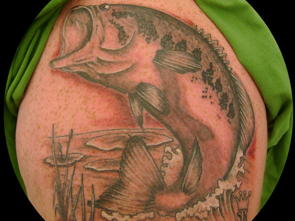 Tatouage de gros poisson montrant la basse