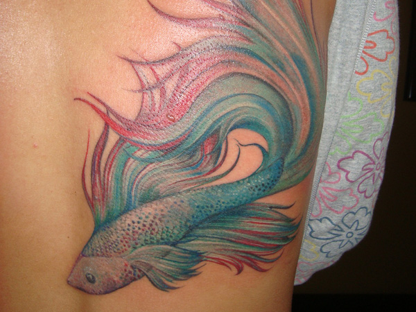 Tatouage de poisson combattant ondulé