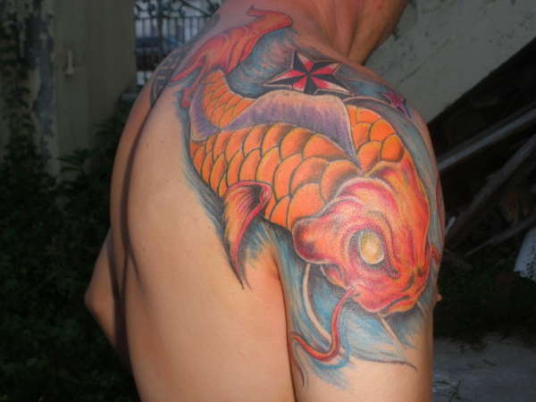 Tatouage de poisson montrant des poissons Koi