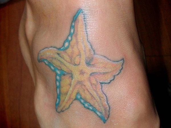 Tatouage étoile de mer jaune