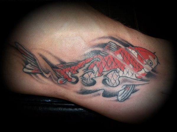 Tatouage de poisson Koi au pied rouge