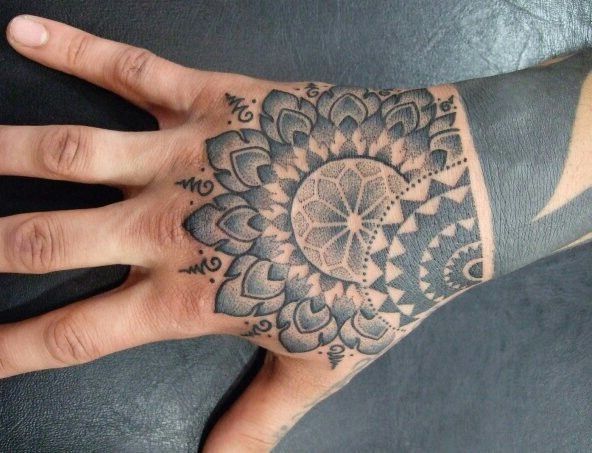 tatouage à la main mandala