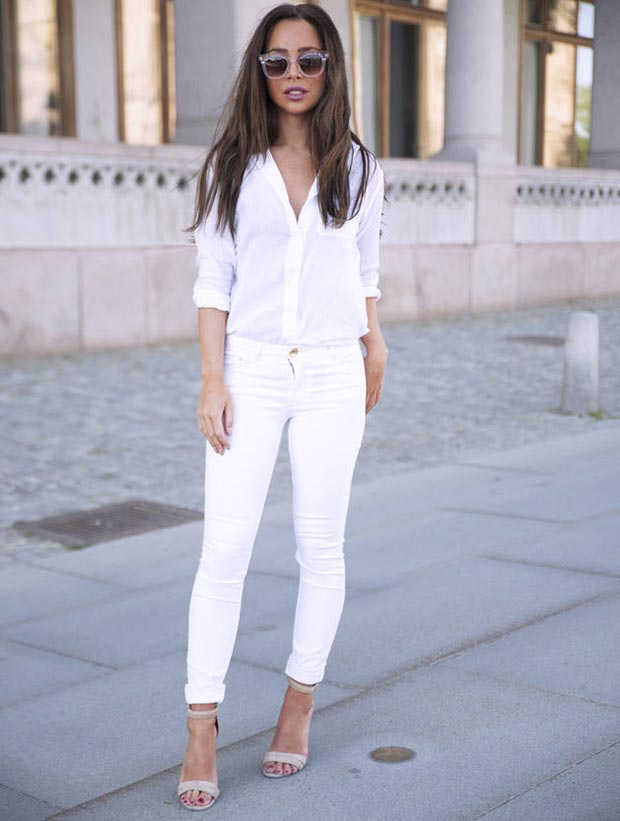 בגדי ג'ינס לבנים ותלבושת חולצה לבנה