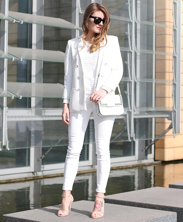 תלבושת בלייזר לבן וג'ינס ווייט