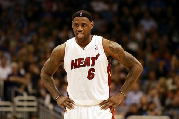 LeBron James en maillot blanc