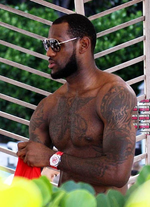 Le tatouage du bras gauche de LeBron