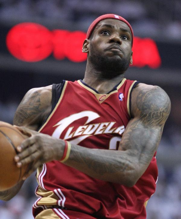 LeBron James bat son plein