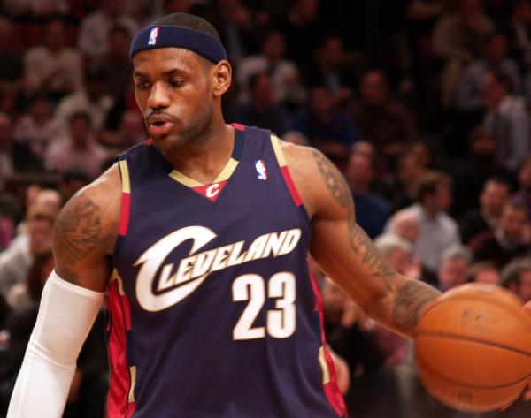 LeBron James joue