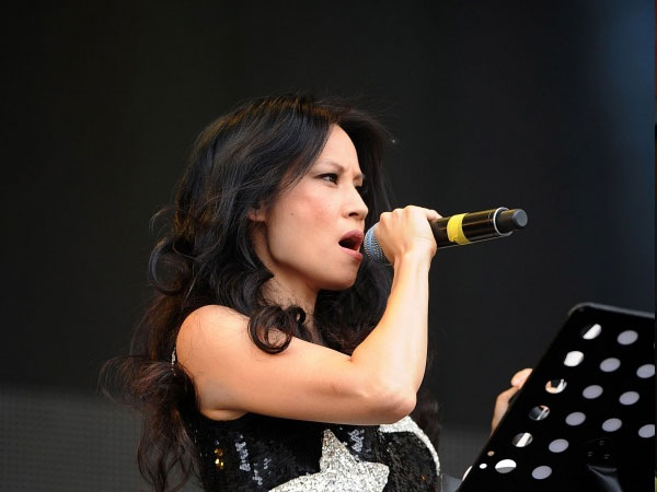 Η Lucy Liu τραγουδά