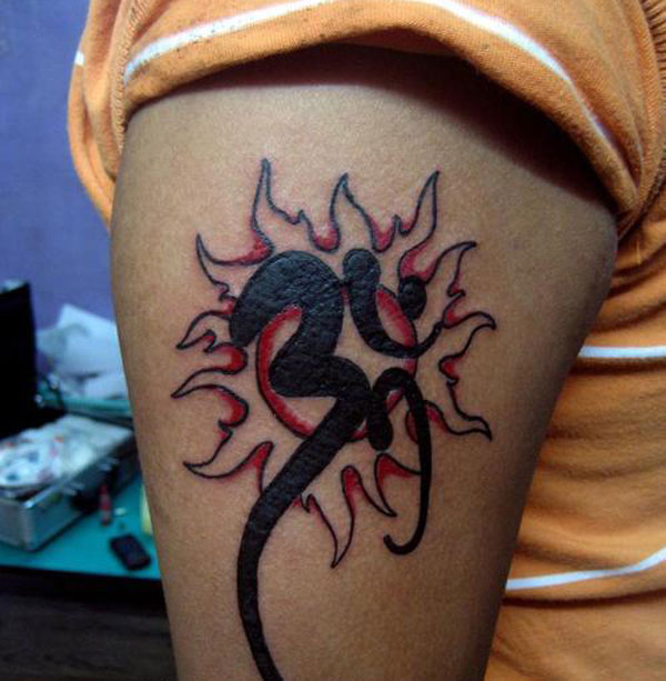 Om κόκκινο και μαύρο τατουάζ