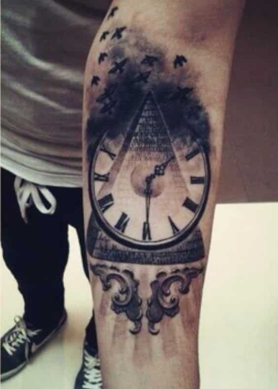 pyramide-bat-horloge-tatouage