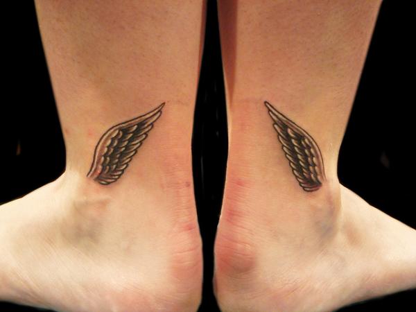 Tatouage d'ailes de cheville de mercure