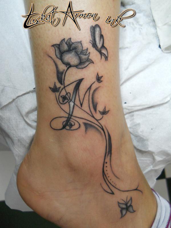 Τατουάζ αστράγαλο με πεταλούδα με γράμματα