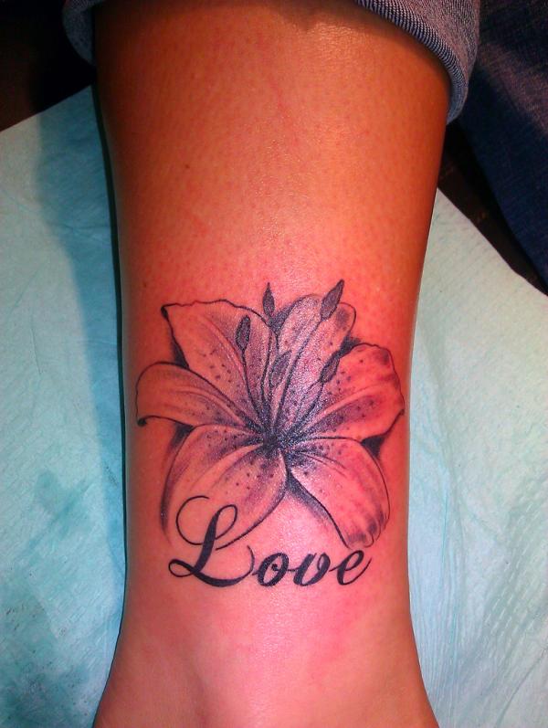 Tatouage de cheville d'amour de fleur