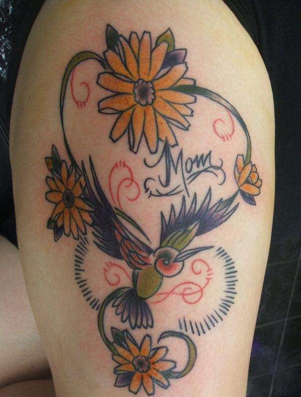 Tatouage maman avec des fleurs jaunes