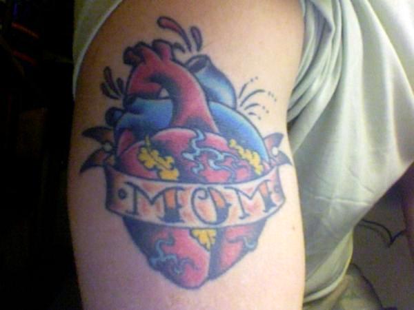 tatouage maman sur la main