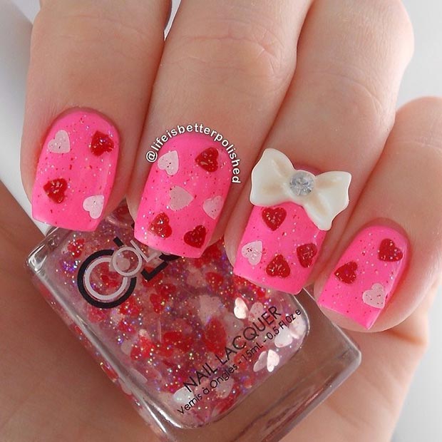 Ongles roses avec coeurs