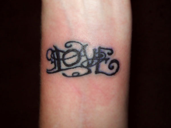 קעקוע Love Hate Ambigram