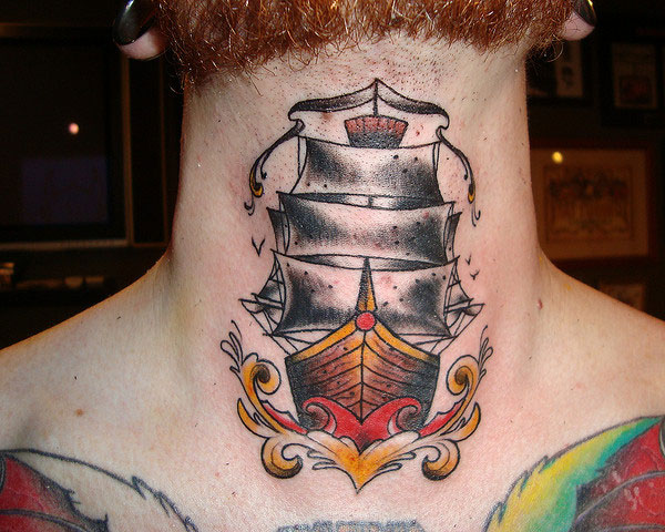 Tatouage de bateau de pirate de gorge